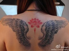 女生后背潮流唯美的黑灰翅膀纹身图案