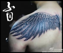 男生后肩背时尚很帅的黑灰翅膀纹身图案
