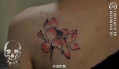 女生肩背潮流唯美的写意莲花纹身图案