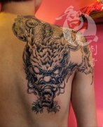 男生肩背很酷潮流的黑灰龙纹身图案