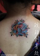 女生后背唯美时尚的玫瑰花纹身图案