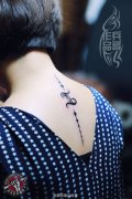 美女颈部时尚图腾纹身作品