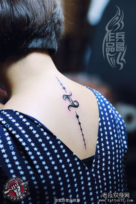 美女颈部时尚图腾纹身作品
