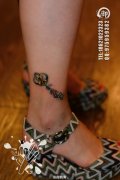 女生脚踝处小巧时尚的钥匙纹身图案
