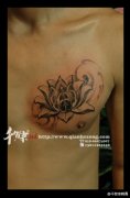 男生胸前唯美潮流的黑灰莲花纹身图案