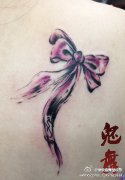 女生肩背唯美潮流的写意蝴蝶结纹身图案