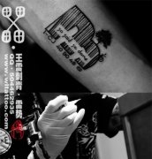 手臂经典潮流的一款条形码纹身图案