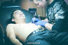2013年11月20日兵哥为来自十堰的顾客制作胸口嘎巴拉纹身现场