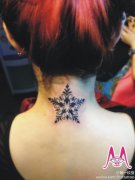 女生后脖子经典时尚的图腾五角星纹身图案