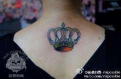 后背唯美时尚的一款皇冠纹身图案