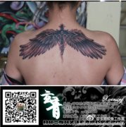 女生后背潮流经典的十字架翅膀纹身图案