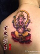 女生后背潮流时尚的象神纹身图案