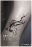 女生腿部小巧潮流的小手枪纹身图案