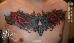 男生胸前时尚精美的玫瑰花纹身图案