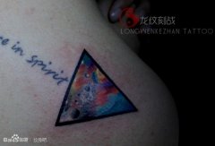 肩背时尚精美的三角星空纹身图案