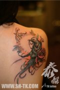 女生肩背漂亮时尚的小鸟与玫瑰纹身图案