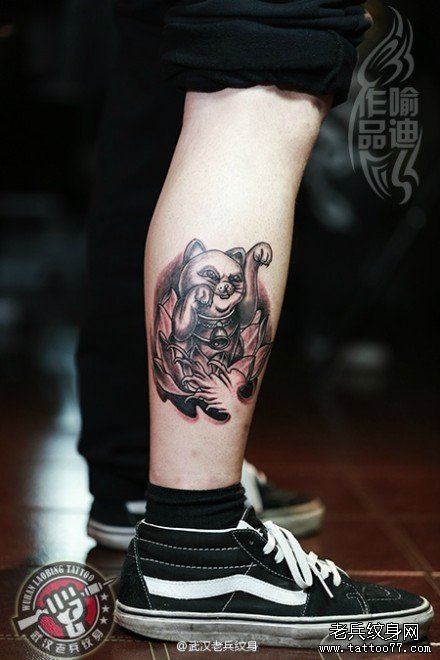 武汉纹身店喻迪打造的腿部可爱招财猫纹身作品及意义