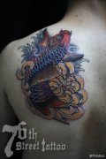 肩背时尚经典的一款鲤鱼菊花纹身图案