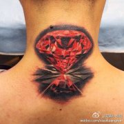 颈部上的一款红宝石纹身作品