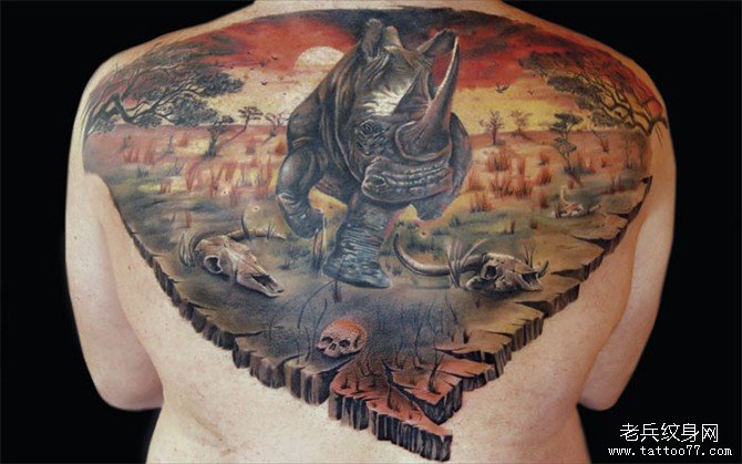 后背上一款奔跑的犀牛纹身图案