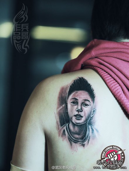 武汉老兵纹身店兵哥打造的后背肖像纹身作品及意义