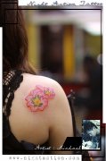 女生肩背漂亮精美的粉色花卉纹身图案