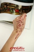 女生手背潮流时尚的图腾花卉纹身图案