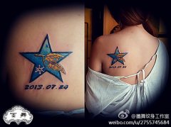 女生肩背时尚经典的五角星与树叶纹身图案