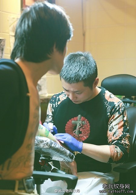 2013年11月28日兵正在打造花臂人物纹身作品现场