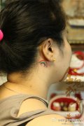女生耳部潮流时尚的小彩虹纹身图案