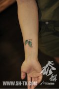 女生手臂小巧潮流的小树叶纹身图案