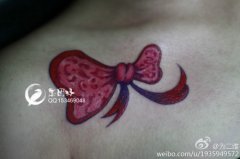 女生锁骨小巧时尚的蝴蝶结纹身图案