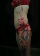 美女大腿上一款暴力的捆绑纹身图片