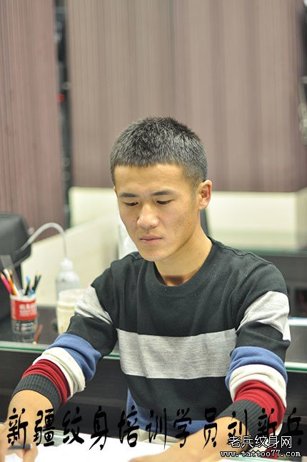 新疆纹身培训学员刘新兵在武汉学纹身中