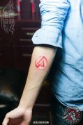武汉老兵纹身店喻迪打造的手部林肯乐队标志纹身作品