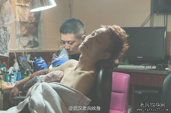 2013年12月4日花臂纹身作品兵哥制作中