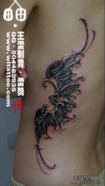 美女侧腰上一款精致的蝙蝠纹身图案