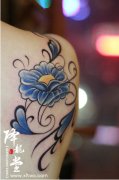 女生肩背时尚好看的花卉纹身图案