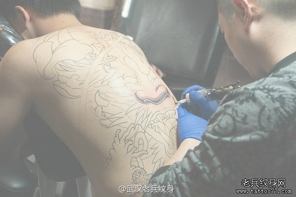2013年12月6日兵哥打造满背般若纹身作品现场
