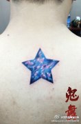 后背时尚精美的星空五角星纹身图案