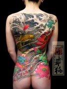 一张女人满背鲤鱼纹身作品