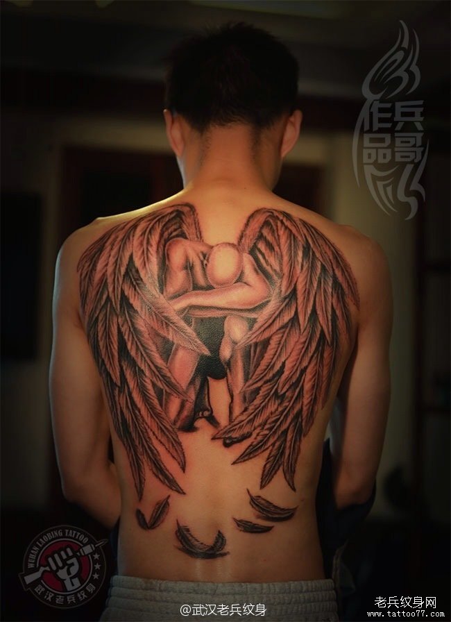 武汉老兵纹身店打造的满背天使纹身作品