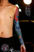 为武汉DJ打造的漂亮时尚的花臂鲤鱼象神纹身作品写真（一）