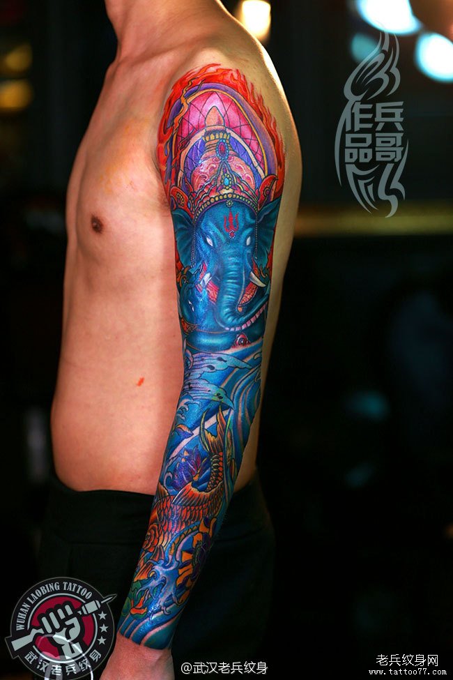 为武汉DJ打造的漂亮时尚的花臂鲤鱼象神纹身作品写真（二）