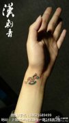 手腕小巧的一款小木马纹身图案