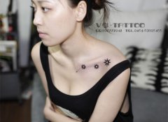 女生锁骨处小巧潮流的图腾太阳纹身图案