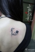 女生后背小巧精美的花体字母纹身图案