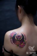 美女肩背时尚很帅的三角眼睛纹身图案