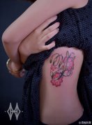 美女侧胸唯美好看的花卉与字母纹身图案