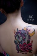 女生肩背时尚经典的马纹身图案